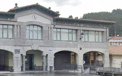 El descubrimiento ha tenido lugar en la zona de la plaza, en la que se presume que estaba la necrópolis medieval de la antigua iglesia de Mutriku