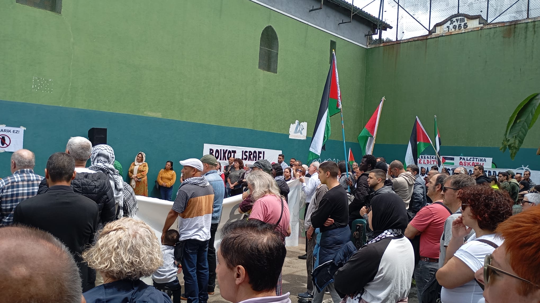 La marcha ha finalizado en el frontón de Sallabente