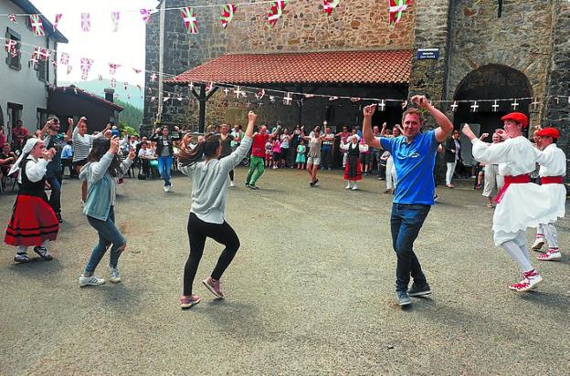 Herritarrak entretenitzeko eta elkartzeko programa prestatu dute auzotarrek