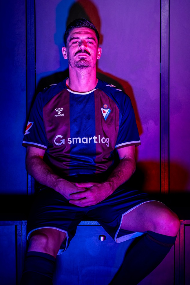 La primera equipación es que cuenta con unas franjas verticales más anchas, de manera que la camiseta tendrá tan solo tres rayas