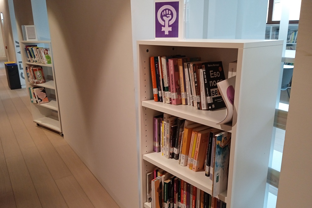 La Biblioteca ha decidido renovar su fondo bibliográfico y agrupar estos recursos en secciones dedicadas, facilitando así el acceso y la visibilidad de estos temas tan relevantes.