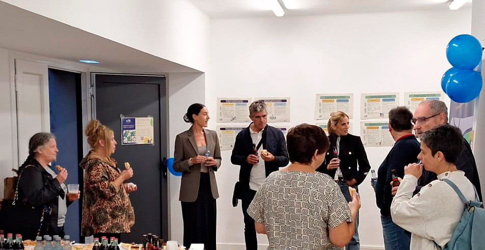 La oficina está ubicada en el bajo del número 12 de la calle Santa Ana 1