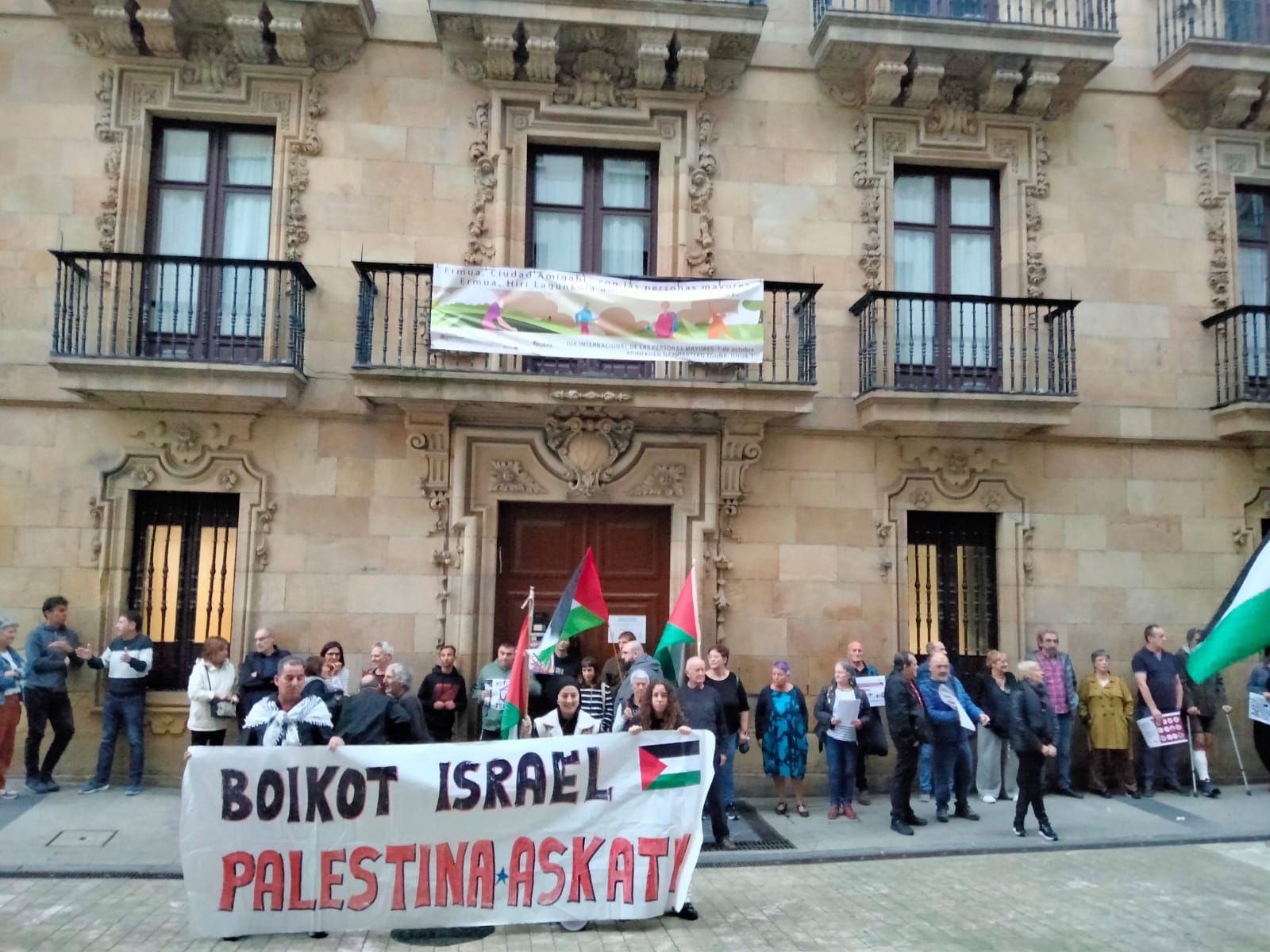 El acto fue organizado por la Iniciativa Ermua con Palestina,