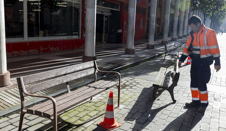Los bancos están hechos con material recuperado del cubo de envases de la recogida selectiva y son totalmente reciclables