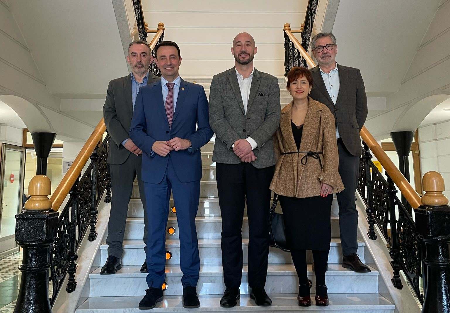 Jon, Vanesa, Mikel, Paco Pedraza (director Lanbide) y Alfonso Gurpegui, viceconsejero de empleo