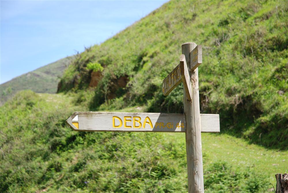 El sendero PR-GI 44, tiene un recorrido de 5.910 metros que conecta Deba con Lastur