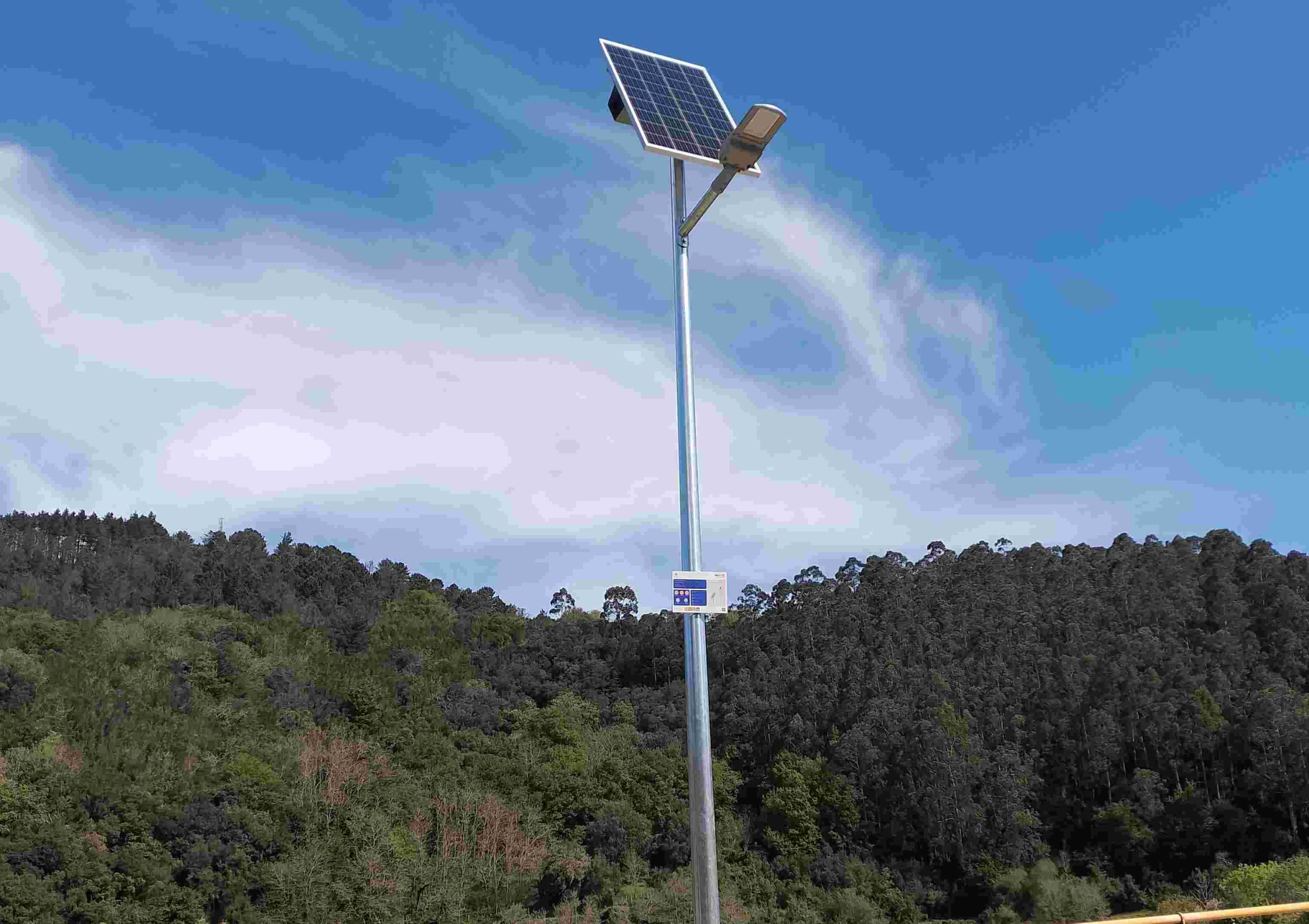 Cinco nuevos puntos de luz, alimentados por energía solar, refuerzan la iluminación