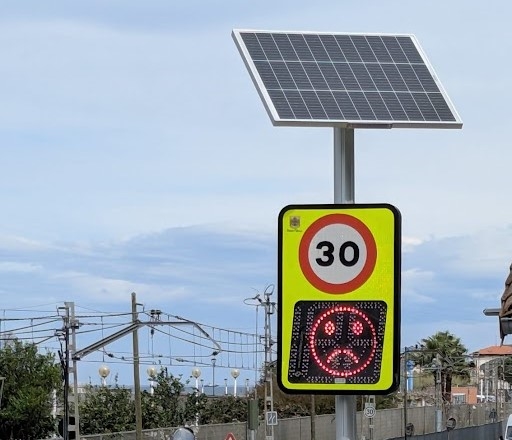 Estos dispositivos no sancionarán, sino que informarán a las y los conductores de su velocidad en tiempo real