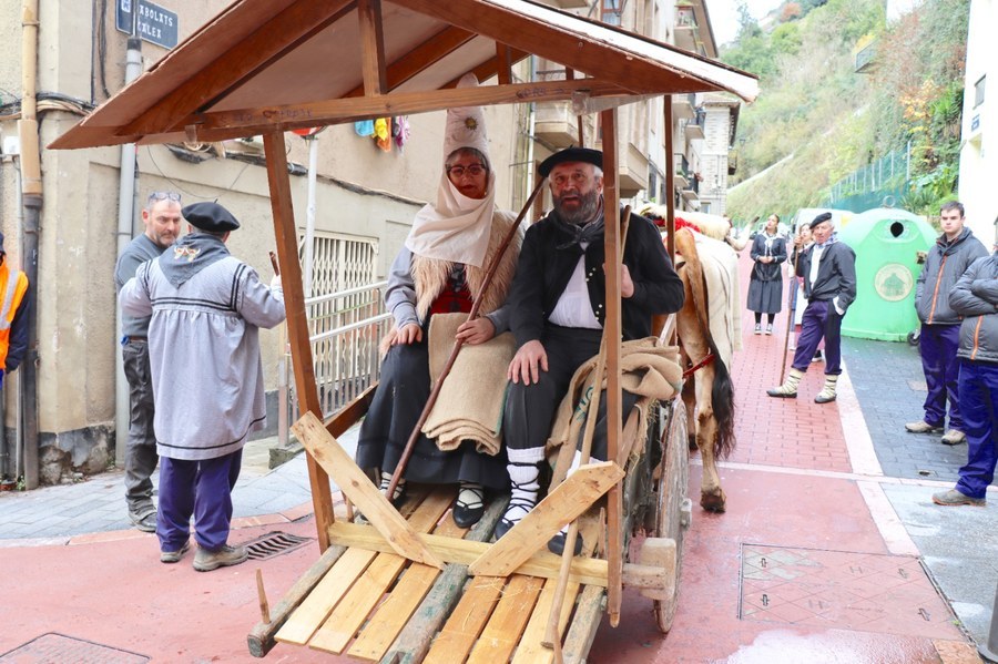 Lanpetuta ibiliko dira gaur Olentzero eta Mari Domingi